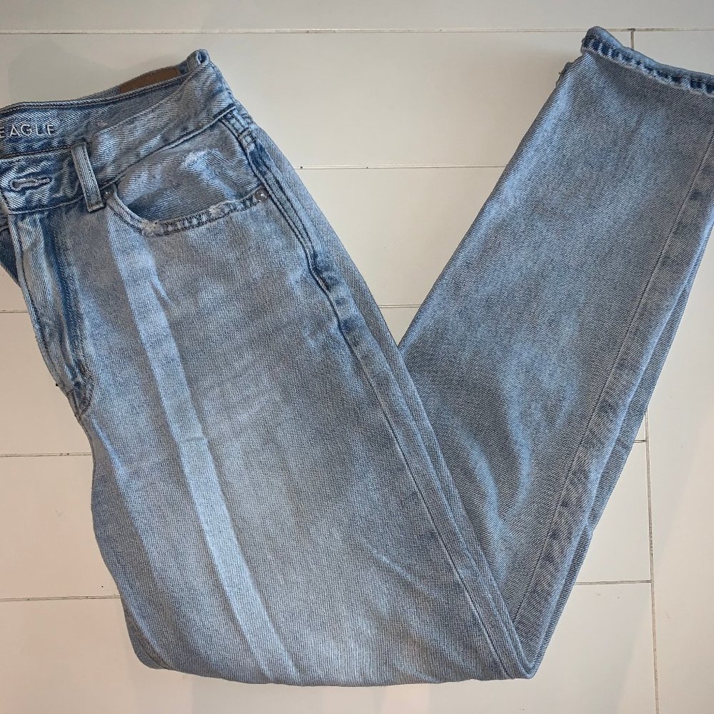 AMERICAN EAGLE MOM JEANS